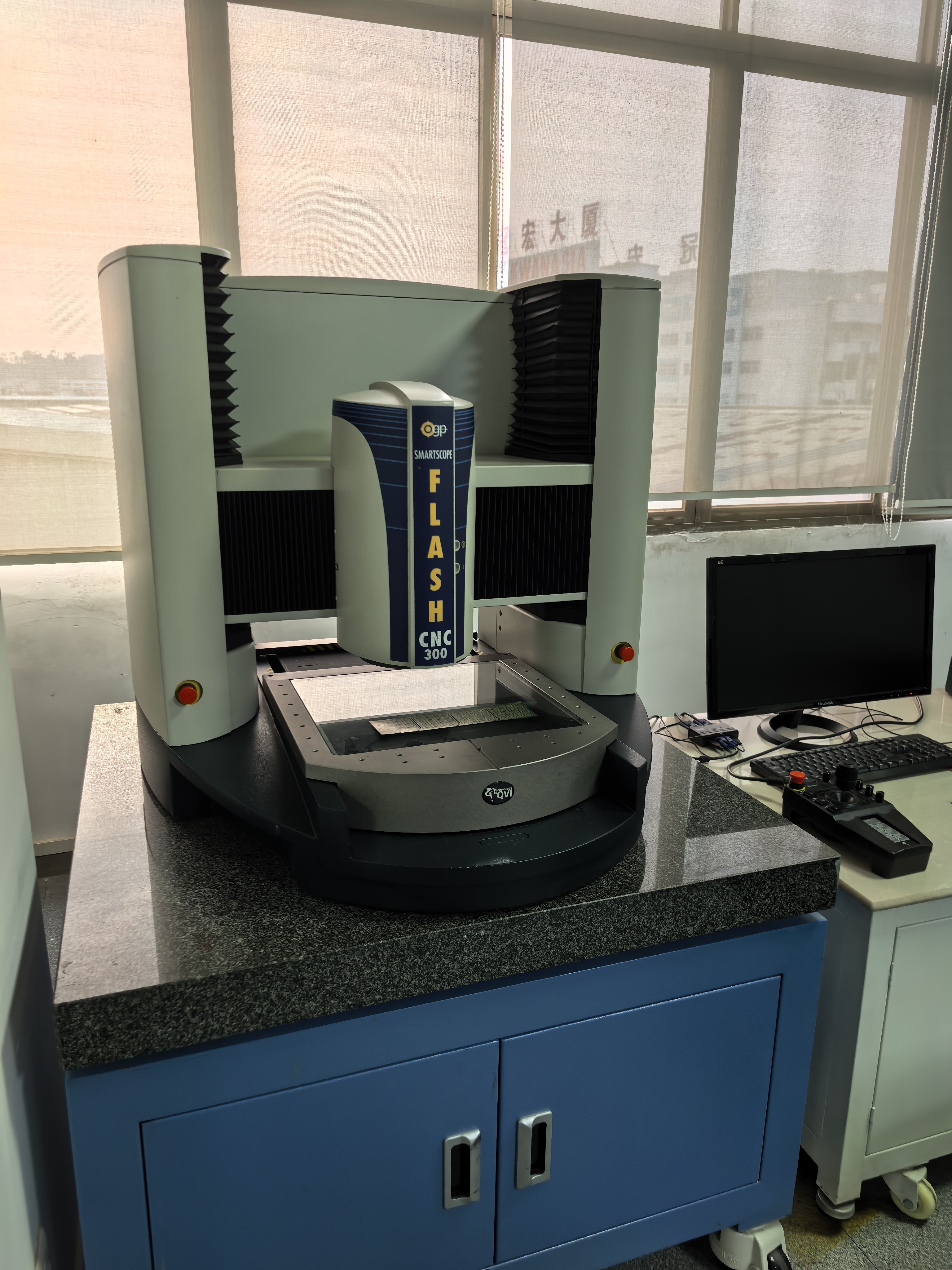 SmartScope Flash CNC 300 侧面